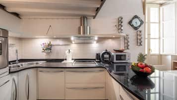 Microonde, forno, piano cottura, tostapane
