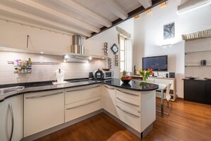 Microondas, horno, placa de cocina y tostadora