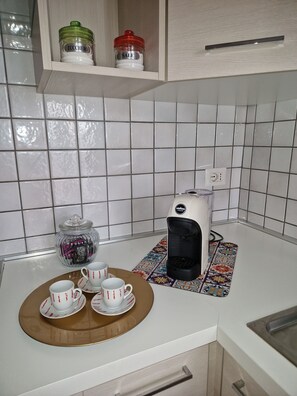 Kjøleskap, mikrobølgeovn, ovn og kokeplater