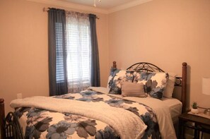 3 bedrooms, iron/ironing board, WiFi, bed sheets - "Cozy Getaway" (Hattiesburg)