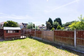 Property grounds - Spacious family home, for Airbnb community (Romford)