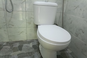 Habitación doble Deluxe | Baño | Regadera, toallas, jabón