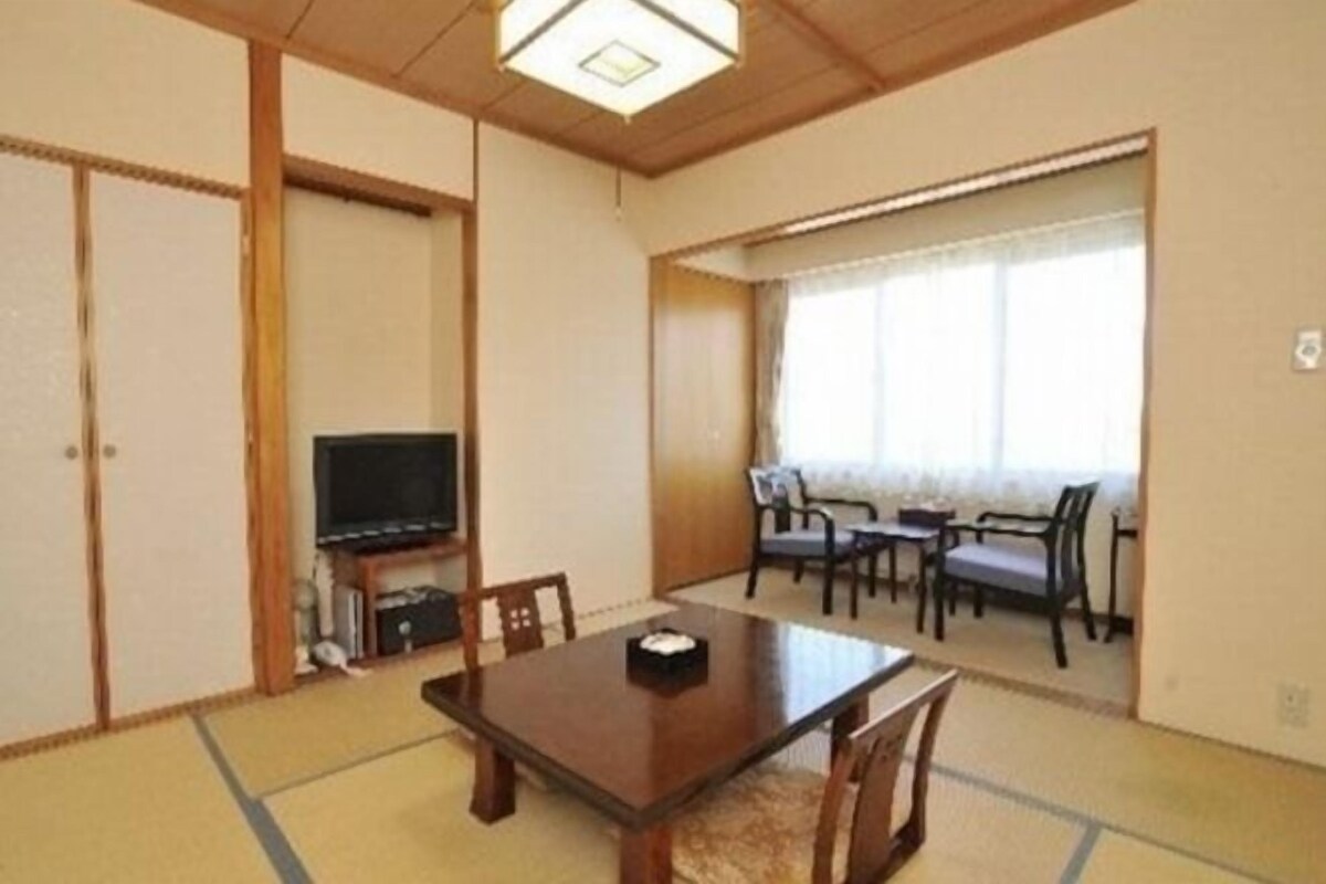 Japanese Room Up To 8 Guests (Non-Smoking)