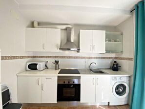 Køleskab, mikrobølgeovn, ovn, kogeplade