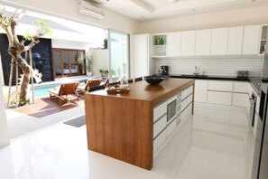 Premium-Villa, 4 Schlafzimmer, eigener Pool | Eigene Küche | Großer Kühlschrank, Mikrowelle, Herdplatte, Wasserkocher