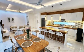 Villa de lujo, 2 habitaciones, alberca privada | Área de sala de estar