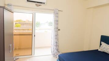 1 camera, ferro/asse da stiro, lenzuola