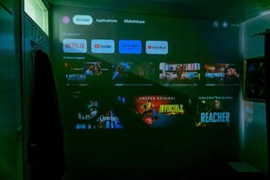 Interior - Love Room Jacuzzi et Projecteur (Abidjan)