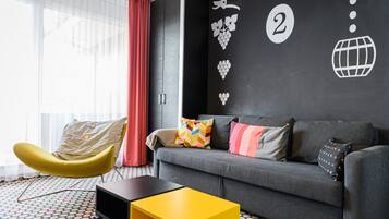 Family Apartment | Hypo-allergenic bedding, memory foam beds, in-room safe, desk