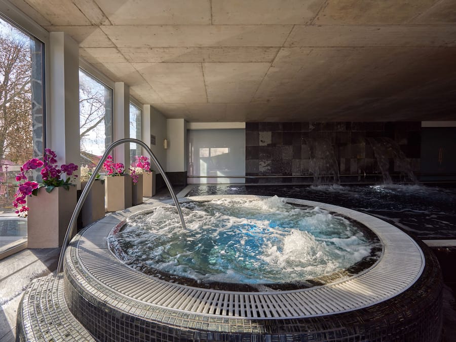 Indoor spa tub