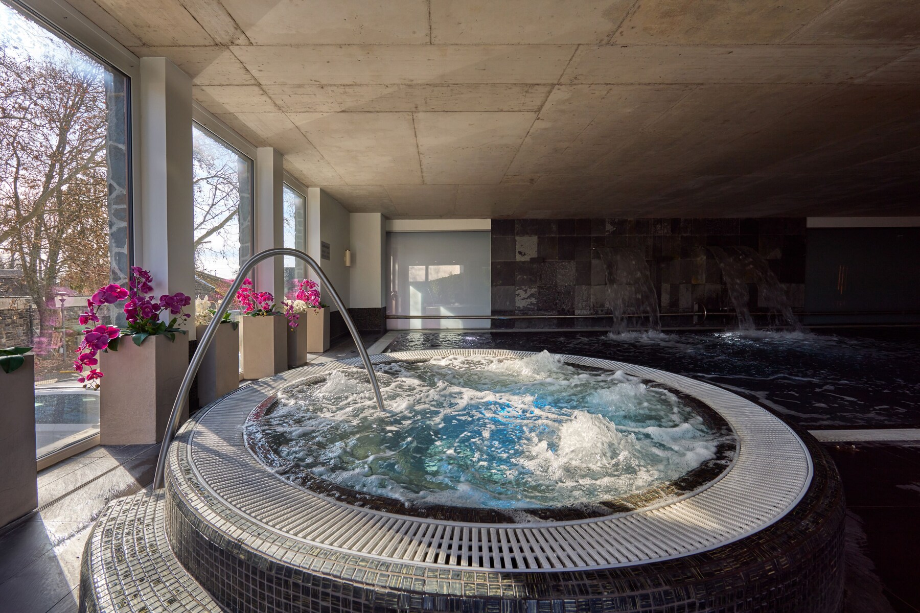 Indoor spa tub