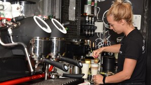 Ein Barista bereitet einen Drink an der Espressomaschine zu.