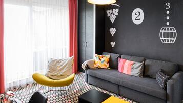 Family Apartment | Hypo-allergenic bedding, memory foam beds, in-room safe, desk