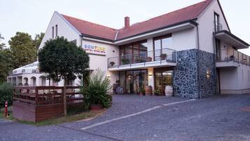 Mặt tiền nơi lưu trú