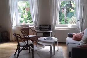 Televisión, chimenea, futbolito, mesa de ping pong