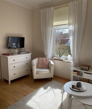 Smart TV, chimenea, tenis de mesa y estéreo 