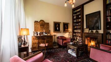 Smart TV, fireplace, DVD player, books
