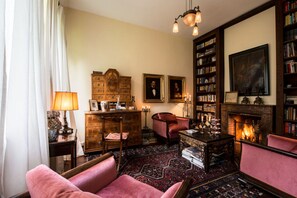 Smart TV, fireplace, DVD player, books