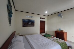 Double Room | Bed sheets - SPOT ON 93739 Insanta Hotel Near Masjid Baitul Aman (Senggigi)
