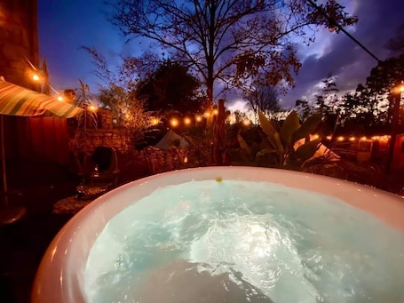 Outdoor spa tub. Refuge de Campagne " la Grange à Mémé "