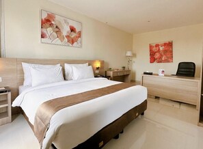Business Suite, 1 Queen Bed | Soundproofing, free WiFi, bed sheets - Aimas Hotel & Convention Centre (Sorong)