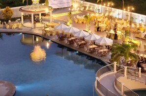 2 piscines a l'aire lliure (horari: 06:00-18:00), para-sols i gandules 