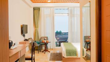 Luxury Suite | 1 bedroom, in-room safe, blackout curtains, iron/ironing board