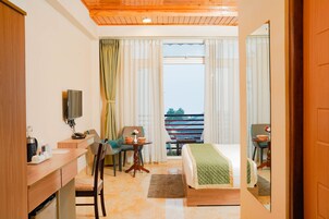 Luxury Suite | In-room safe, blackout drapes, iron/ironing board, free WiFi