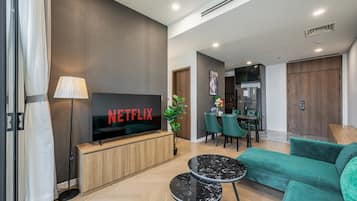 Apartamento panorâmico, 1 quarto, vista para a cidade | Individualmente mobiliados, escrivaninha, cortinas blackout