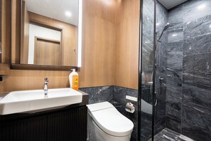 Design-Apartment, 3 Schlafzimmer, Stadtblick | Badezimmer