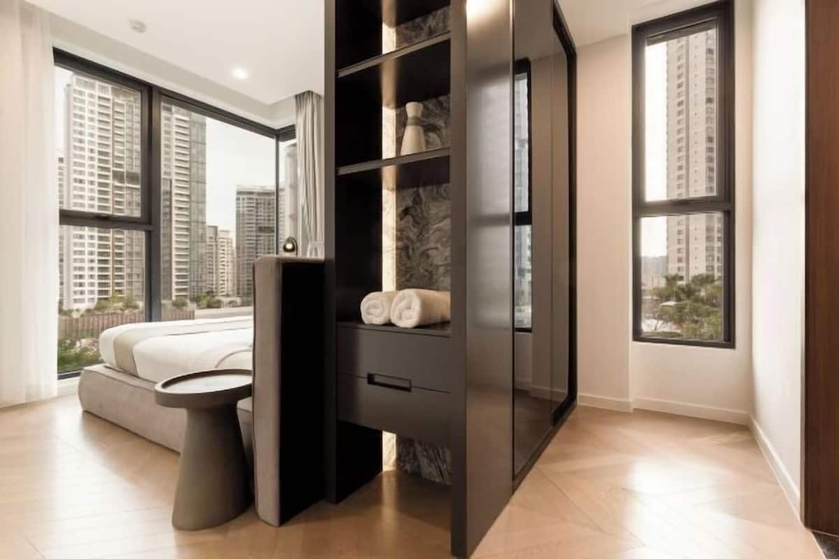 2 habitaciones, muebles diferentes, escritorio y cortinas blackout