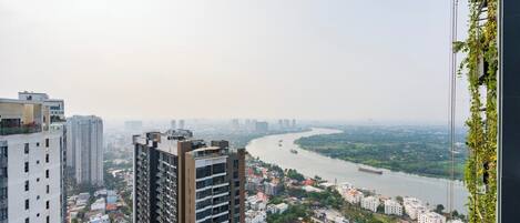 Ein Hochhaus mit Blick auf einen Fluss und die umliegende Stadtlandschaft.