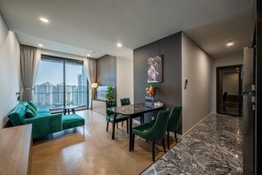 Căn hộ có tầm nhìn toàn cảnh, 1 phòng ngủ, quang cảnh thành phố | Trang bị nội thất với thiết kế riêng biệt, bàn, màn/rèm cản sáng 