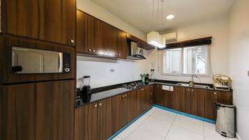 Artículos de limpieza, toallas de papel y comedor