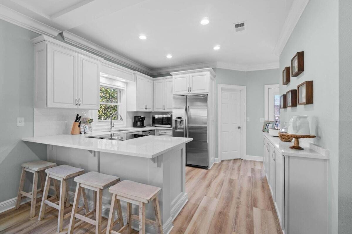 Réfrigérateur, four à micro-ondes, un four, surface de cuisson