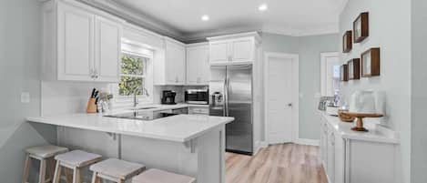 Refrigerador, microondas, horno y parrilla de estufa