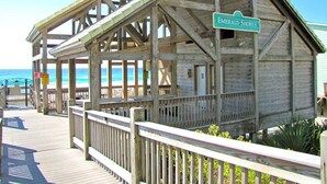 Une promenade en bois mène à une maison de plage appelée « Emerald Shores », d’où l’on a une vue dégagée sur l’océan.