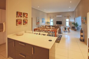 Full-sized fridge, microwave, oven, stovetop - Kamen House, Langebaan, 4-Sleeper (Langebaan)