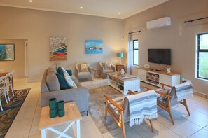 42-英寸纯平电视 (配备卫星频道)、壁炉