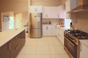 Großer Kühlschrank, Mikrowelle, Ofen, Herdplatte