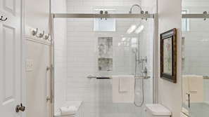 Shower, towels - Martinique-Make Beach Memories That Last! (Miramar Beach)