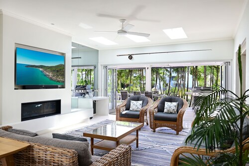 24 Cooran Court, Noosa Heads - Private Sandy Beach & Pontoon