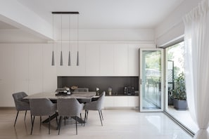 Superior Apartment | In-room dining - Vouliagmeni Stylish Apartment (Vari-Voula-Vouliagmeni)