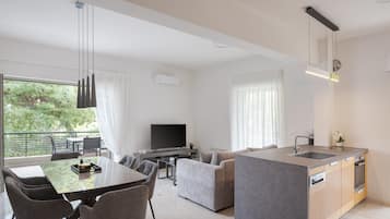 1 bedroom, Egyptian cotton sheets, premium bedding, memory-foam beds