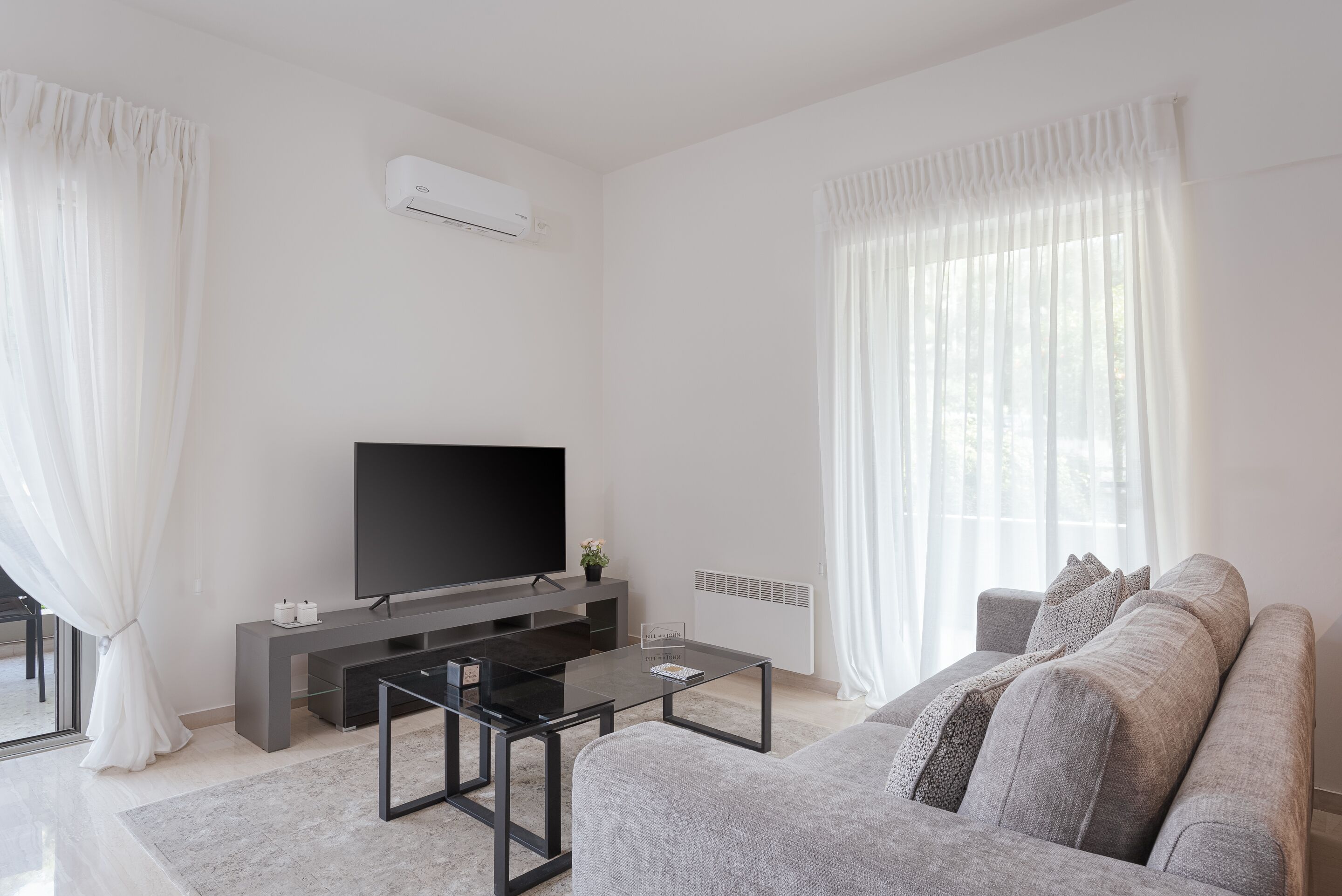 Apartamento superior | Área de estar | Smart TV 50 polegadas com canais digitais, Netflix