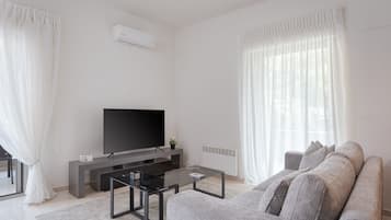 Apartamento superior | Área de estar | Smart TV 50 polegadas com canais digitais, Netflix