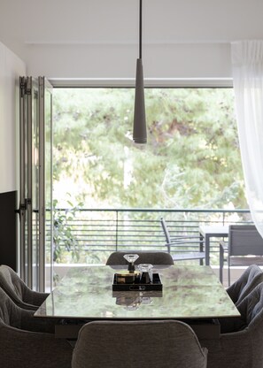 Superior Apartment | In-room dining - Vouliagmeni Stylish Apartment (Vari-Voula-Vouliagmeni)
