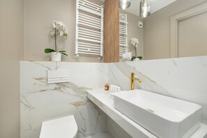 Shower, towels - Elegant Studio Poznań by Renters (Poznan)