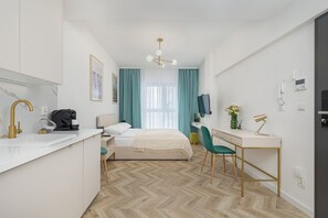 Lavavajillas, cafetera/tetera, utensilios de cocina