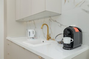 Lavavajillas, cafetera/tetera, utensilios de cocina